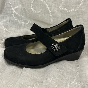 Waldlaufer almost new leather slight wedge shoes